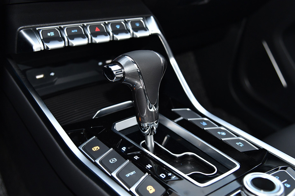 2019款 EcoBoost 145 CVT 48V尊领型PLUS 内饰