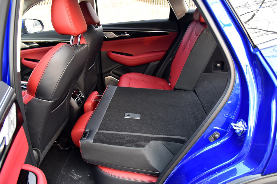 2019款 2.0T 智版 座椅空间