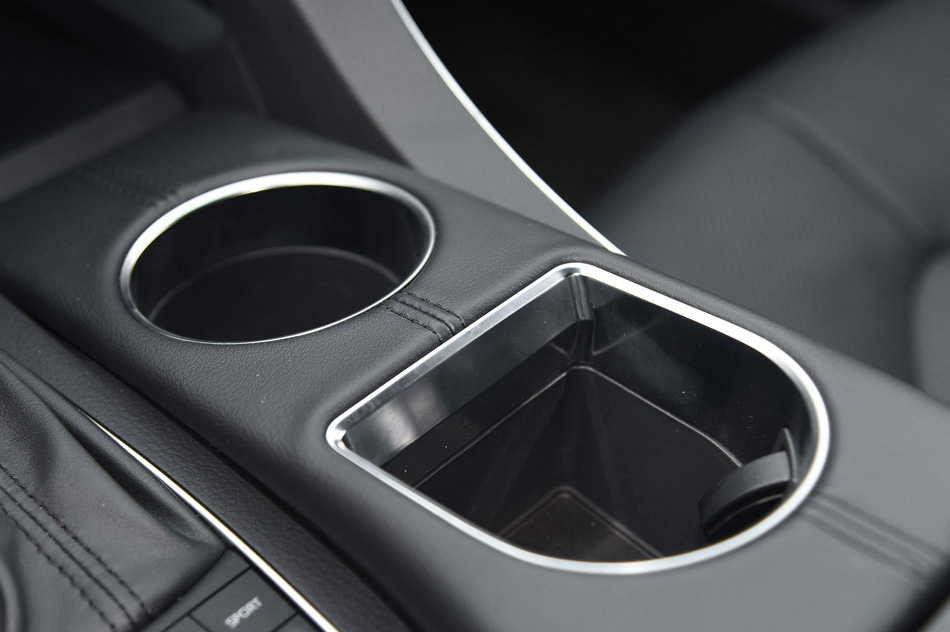 2019款 双擎 2.5L Limited旗舰版 国V 内饰