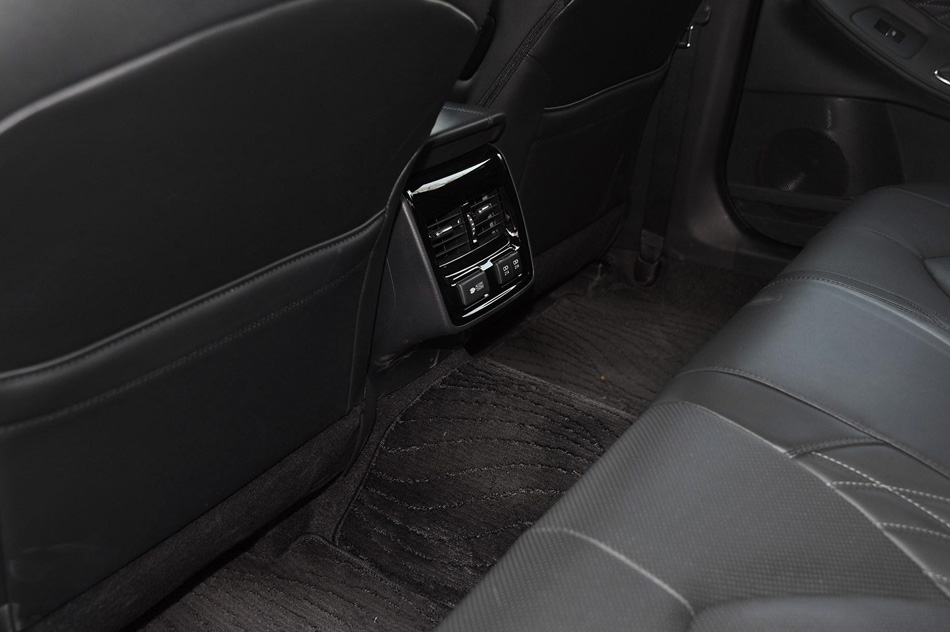 2019款 双擎 2.5L Limited旗舰版 国V 座椅空间