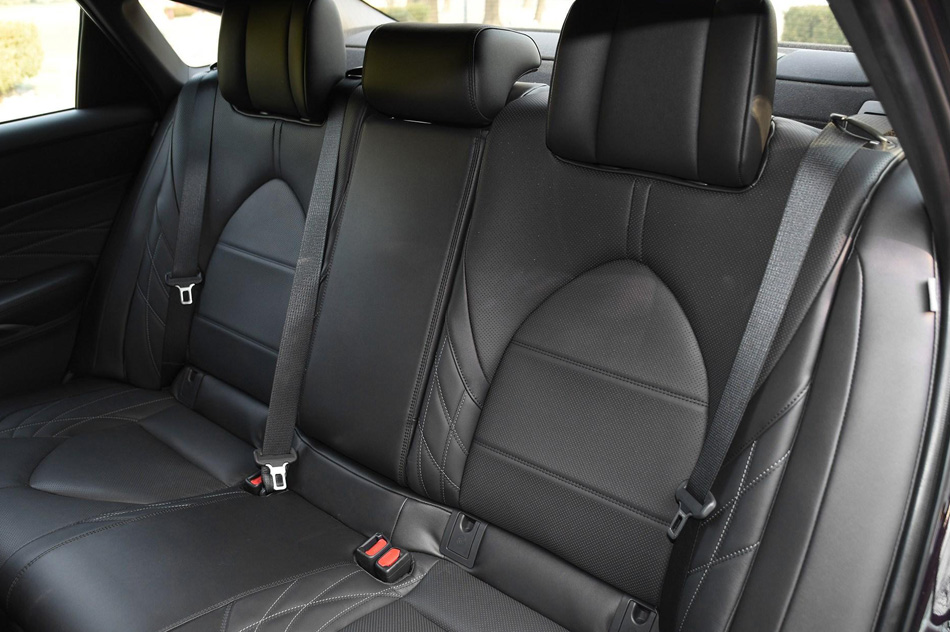 2019款 双擎 2.5L Limited旗舰版 国V 座椅空间