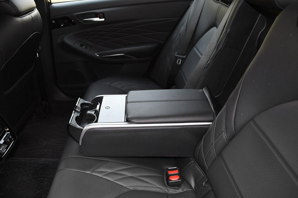 2019款 双擎 2.5L Limited旗舰版 国V 座椅空间