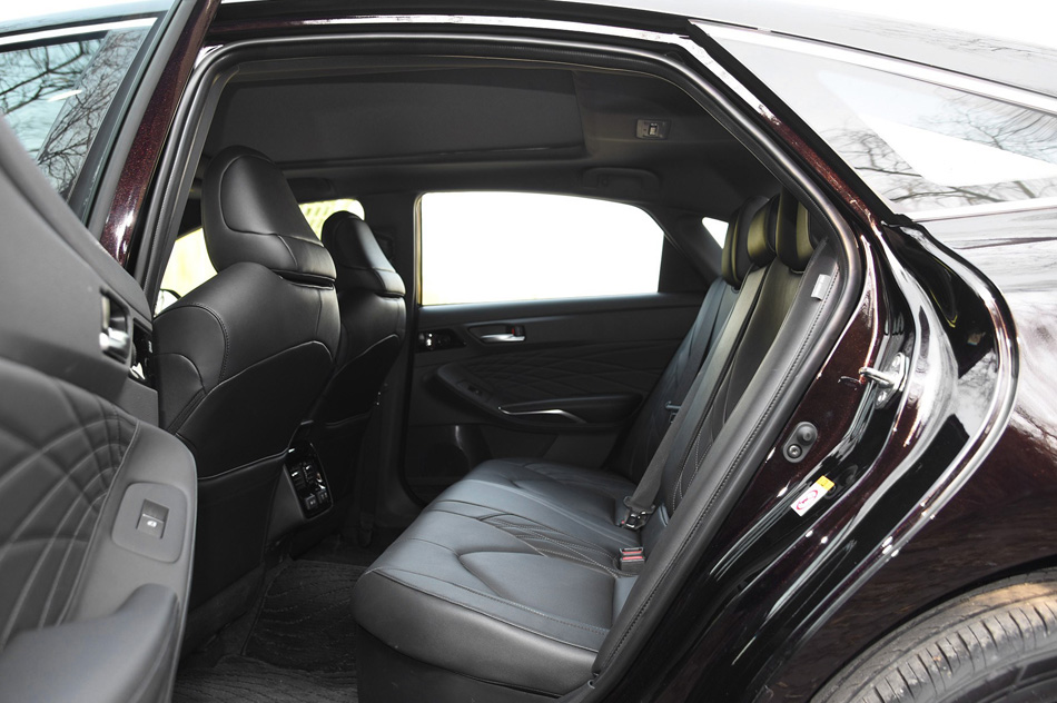 2019款 双擎 2.5L Limited旗舰版 国V 座椅空间