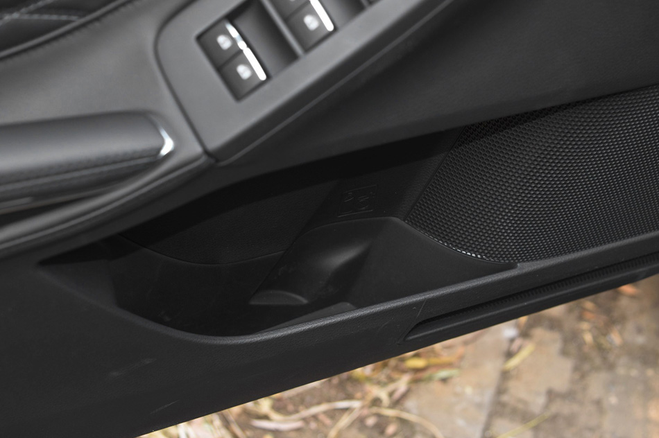 2019款 双擎 2.5L Limited旗舰版 国V 座椅空间