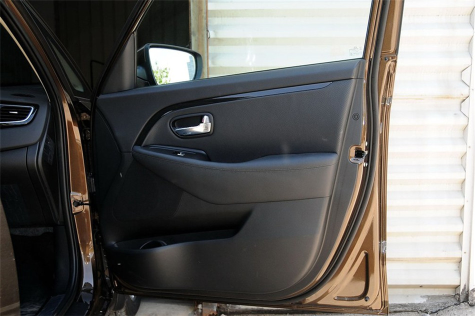 新佳乐 2013款 2.0L AT 5座舒适版 空间