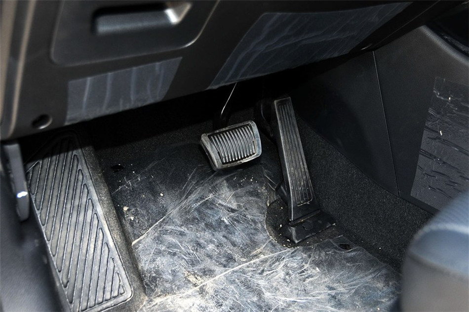 新佳乐 2013款 2.0L AT 5座舒适版 空间