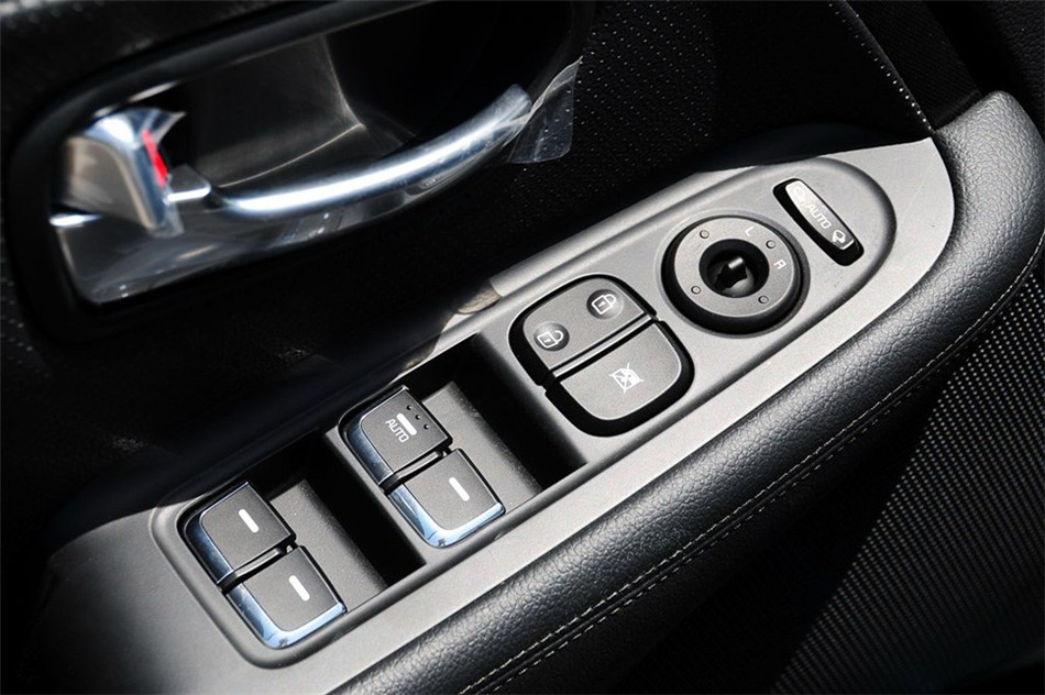 新佳乐 2013款 2.0L AT 5座舒适版 空间