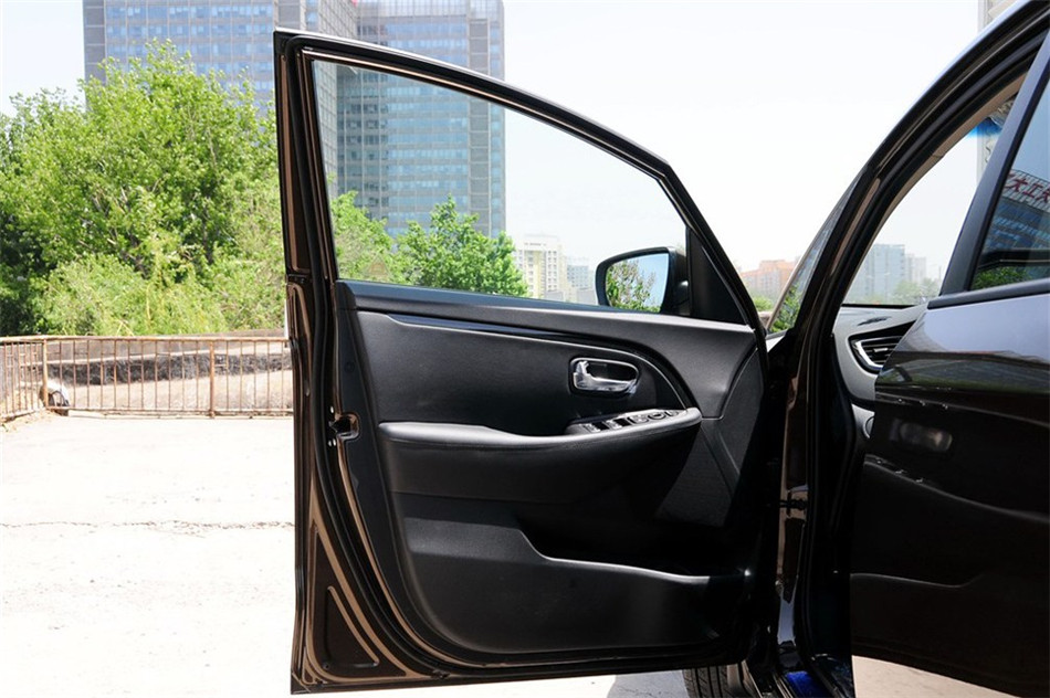 新佳乐 2013款 2.0L AT 5座舒适版 空间