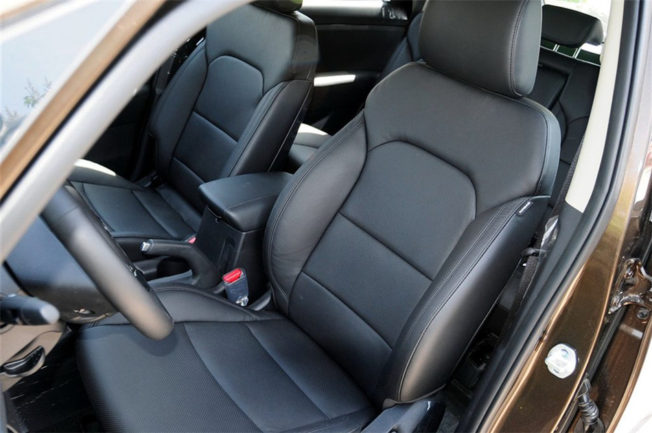 新佳乐 2013款 2.0L AT 5座舒适版 空间