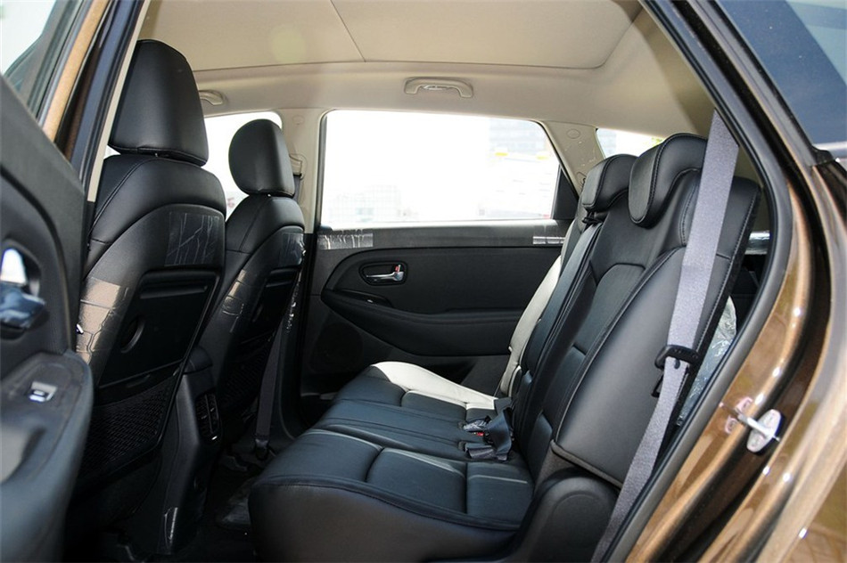 新佳乐 2013款 2.0L AT 5座舒适版 空间