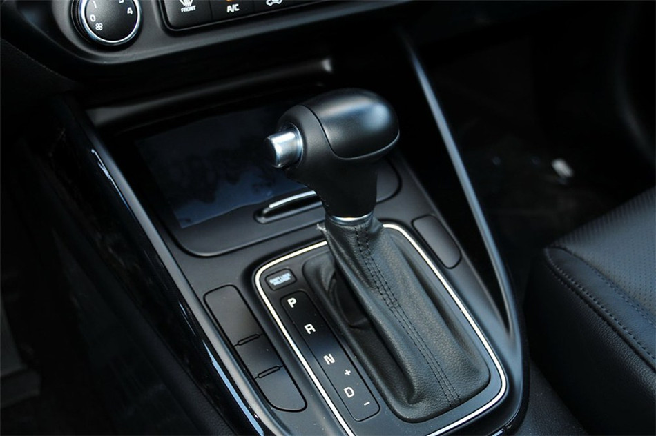 新佳乐 2013款 2.0L AT 5座舒适版 内饰