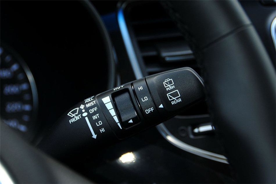 新佳乐 2013款 2.0L AT 5座舒适版 内饰