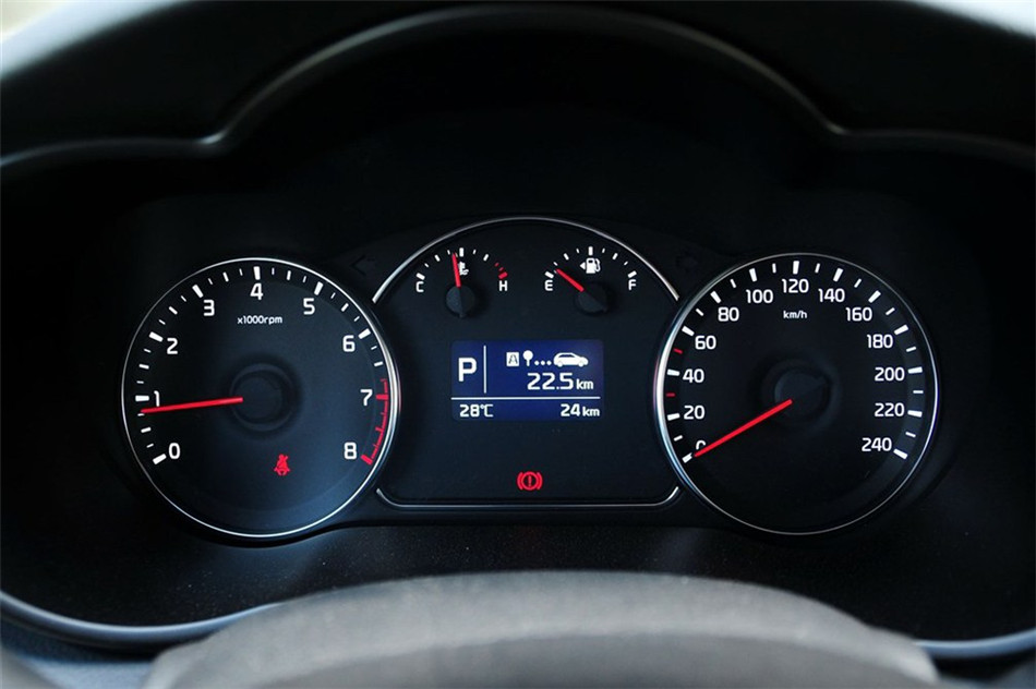 新佳乐 2013款 2.0L AT 5座舒适版 内饰