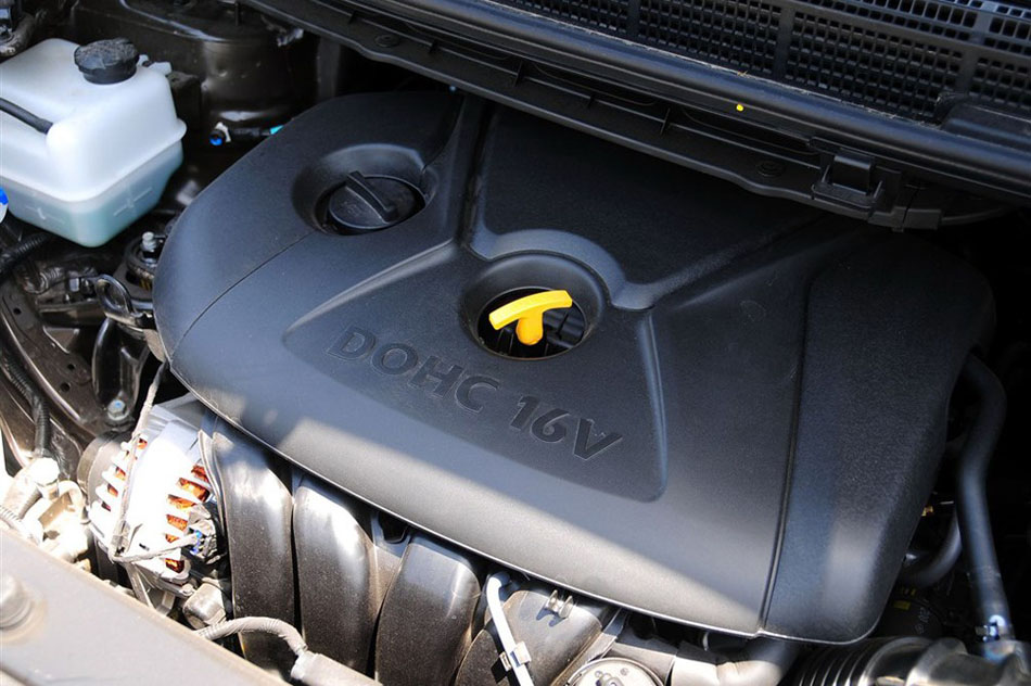 新佳乐 2013款 2.0L AT 5座舒适版 引擎底盘