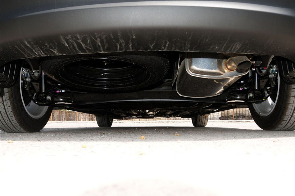 新佳乐 2013款 2.0L AT 5座舒适版 引擎底盘