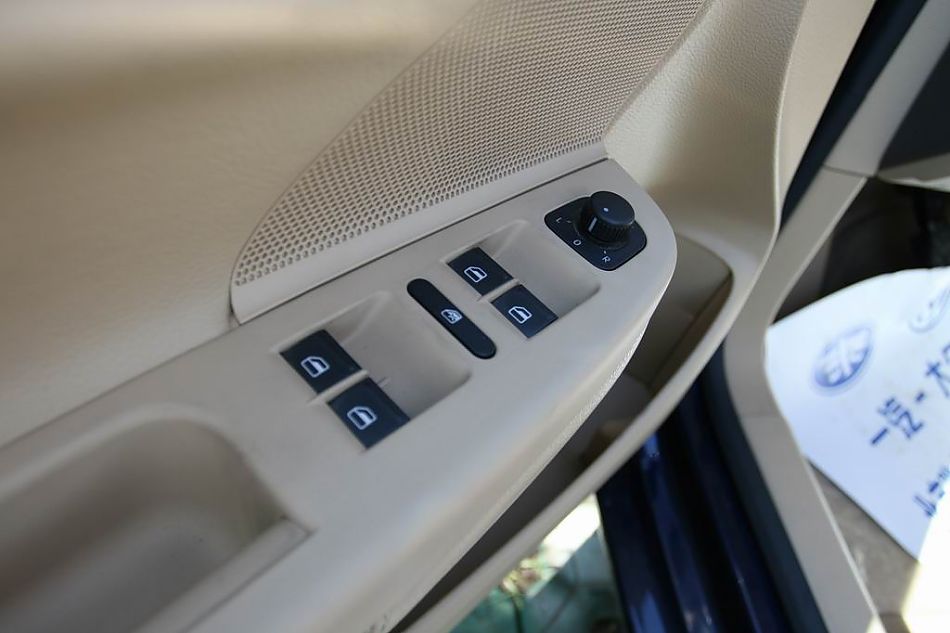 速腾2.0手动舒适型内饰图