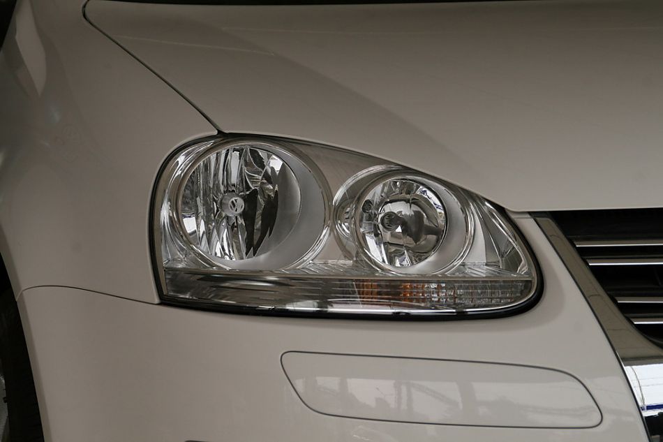 一汽大众速腾前大灯