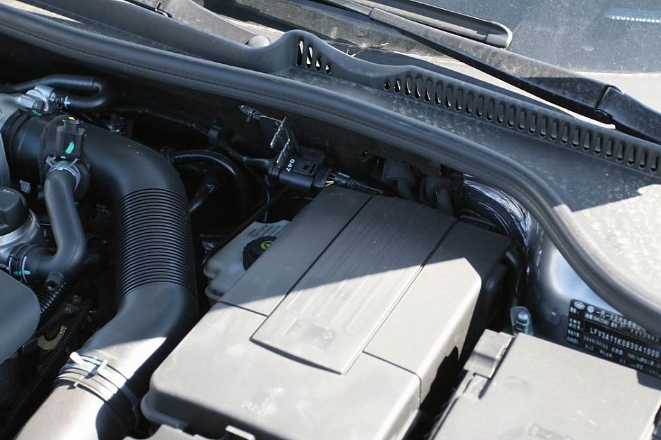 速腾2.0手动舒适型引擎细节