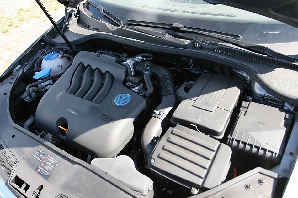 速腾2.0手动舒适型引擎细节