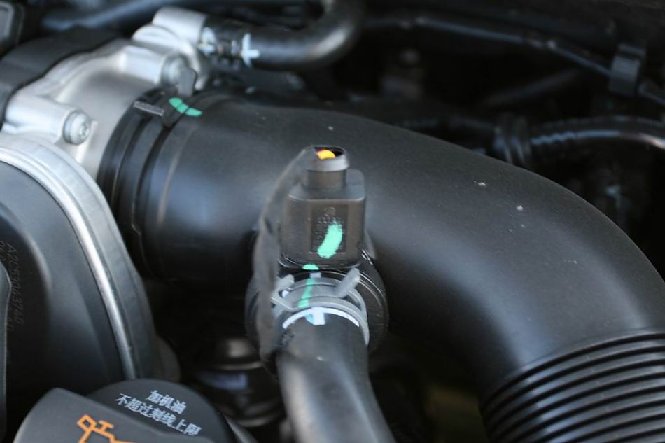 速腾2.0手动舒适型引擎细节