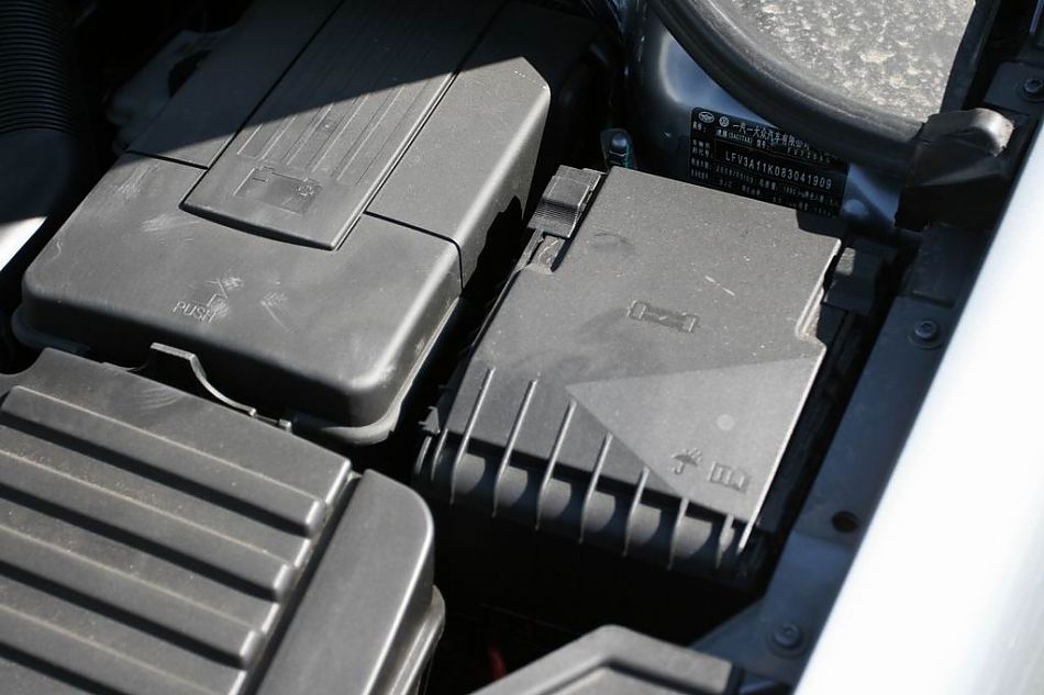 速腾2.0手动舒适型引擎细节