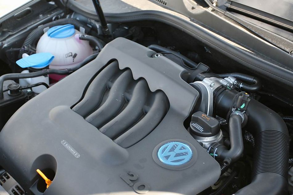 速腾2.0手动舒适型引擎细节