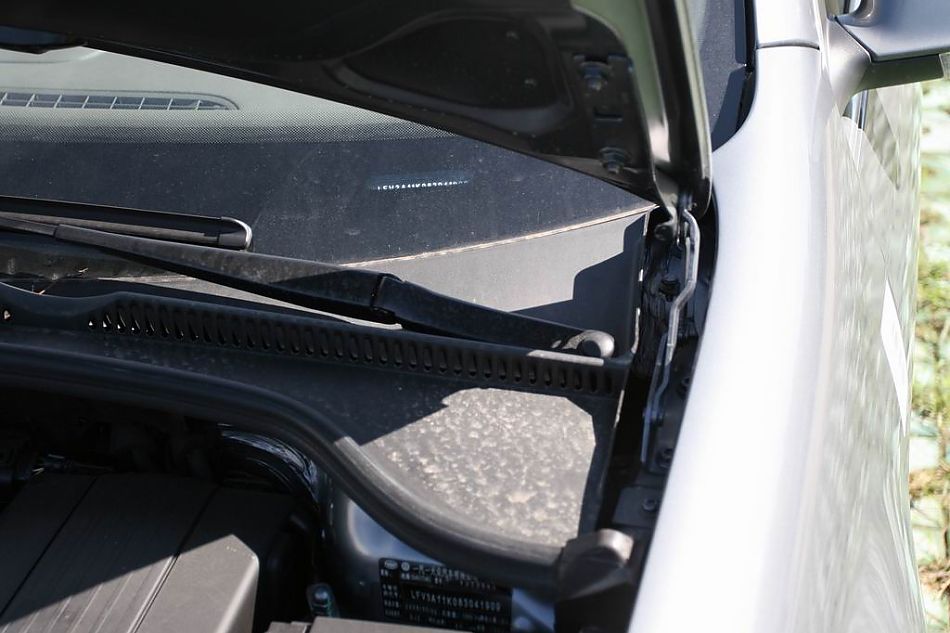 速腾2.0手动舒适型引擎细节