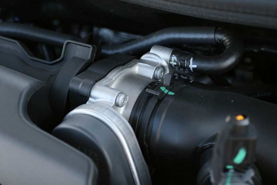 速腾2.0手动舒适型引擎细节