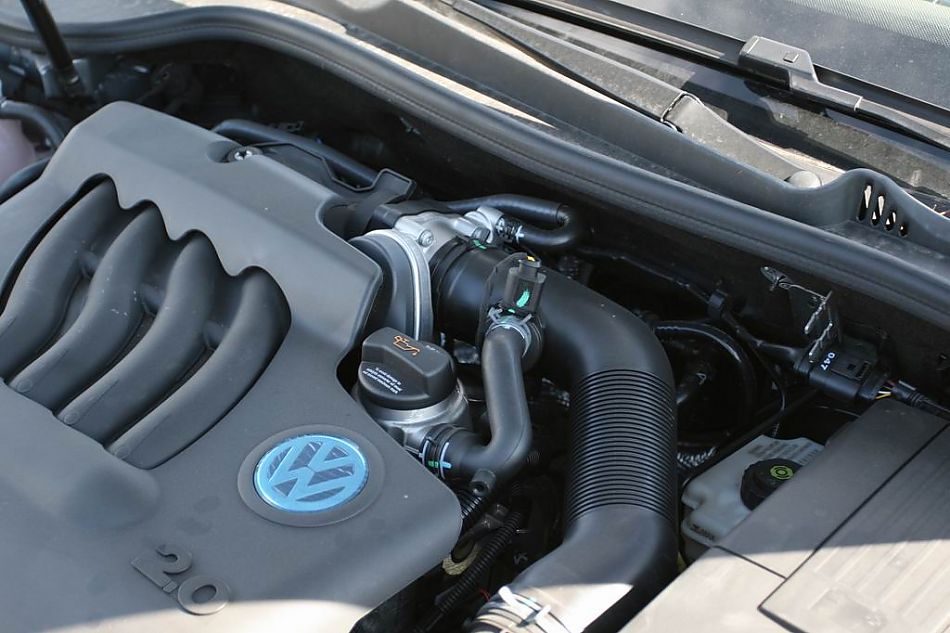 速腾2.0手动舒适型引擎细节