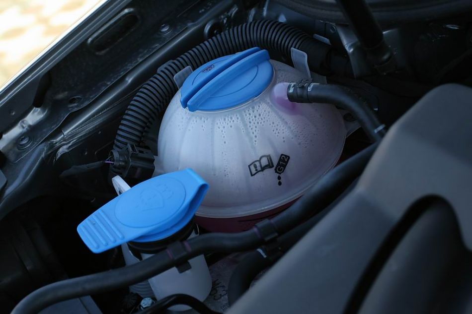 速腾2.0手动舒适型引擎细节