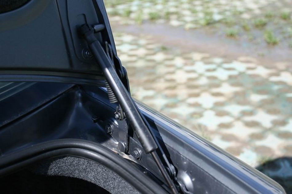 速腾2.0手动舒适型引擎细节