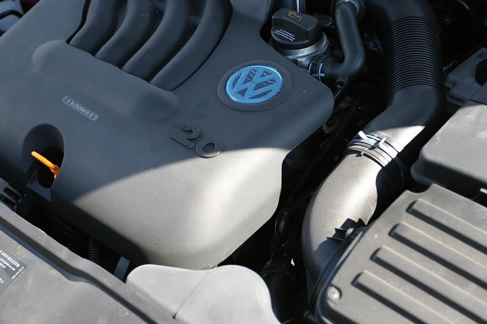 速腾2.0手动舒适型引擎细节