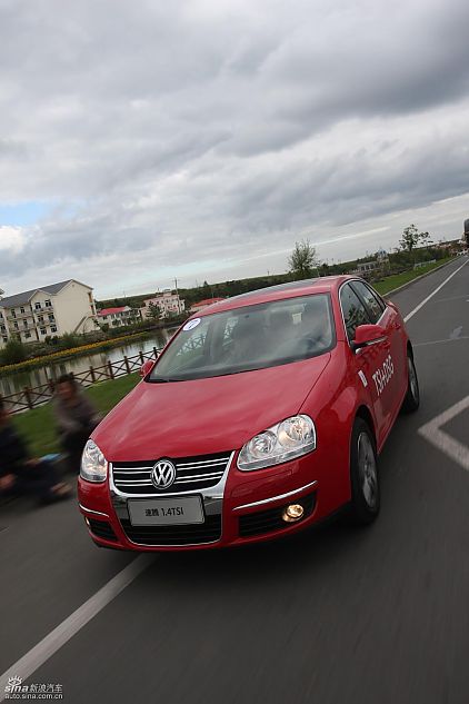 新浪汽车试驾速腾1.4TSI+DSG