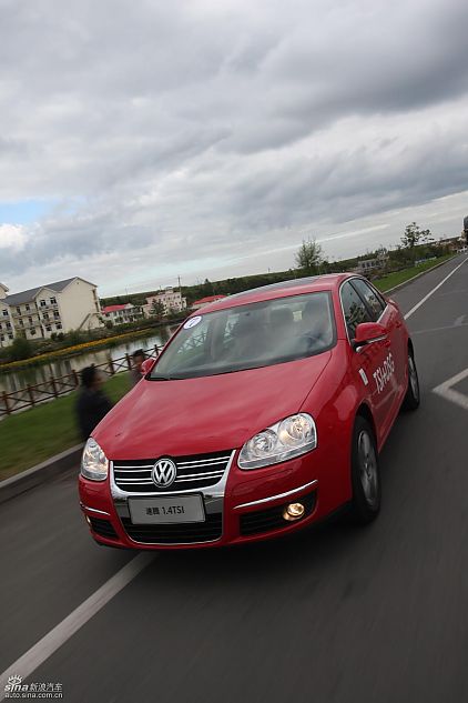 新浪汽车试驾速腾1.4TSI+DSG