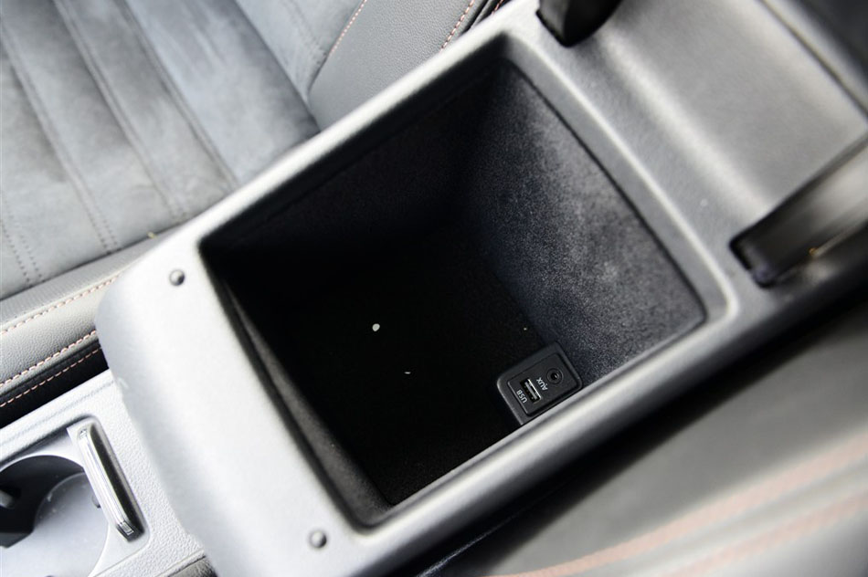2015款 280TSI 自动旗舰型 座椅空间