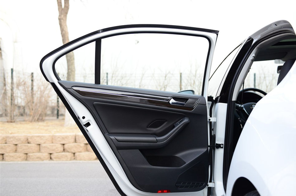 2015款 280TSI 自动旗舰型 座椅空间