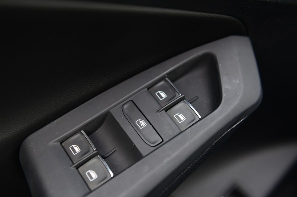 2015款 280TSI 自动旗舰型 座椅空间