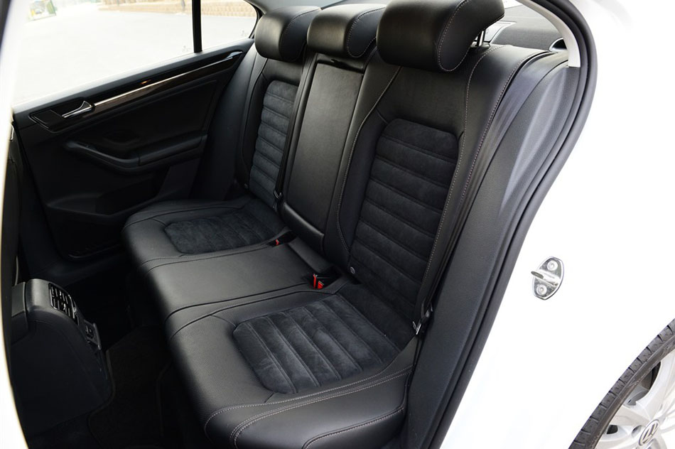 2015款 280TSI 自动旗舰型 座椅空间