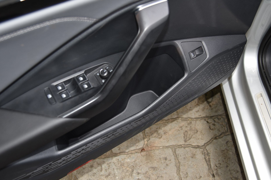 2019款 280TSI DSG旗舰型 座椅空间