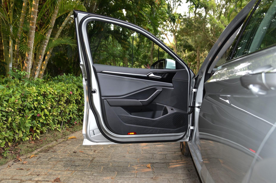 2019款 280TSI DSG旗舰型 座椅空间