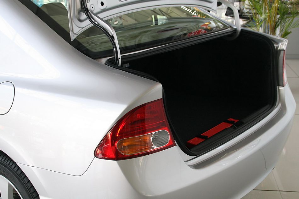 东风本田CIVIC后备厢