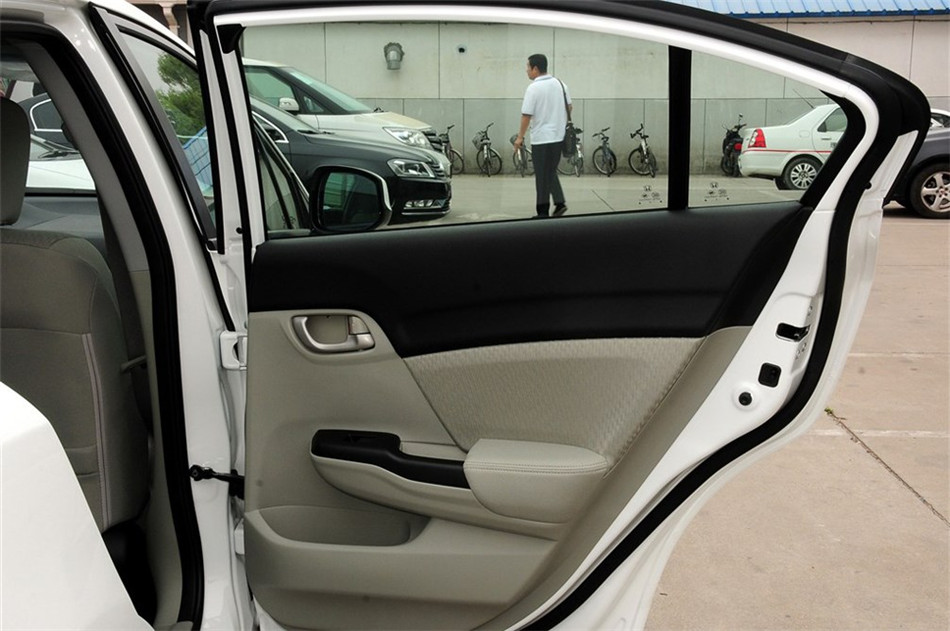 2014款 1.8L AT 经典版 座椅空间