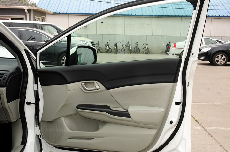2014款 1.8L AT 经典版 座椅空间