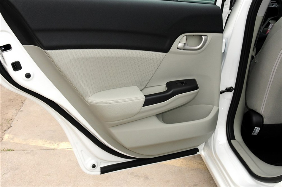 2014款 1.8L AT 经典版 座椅空间