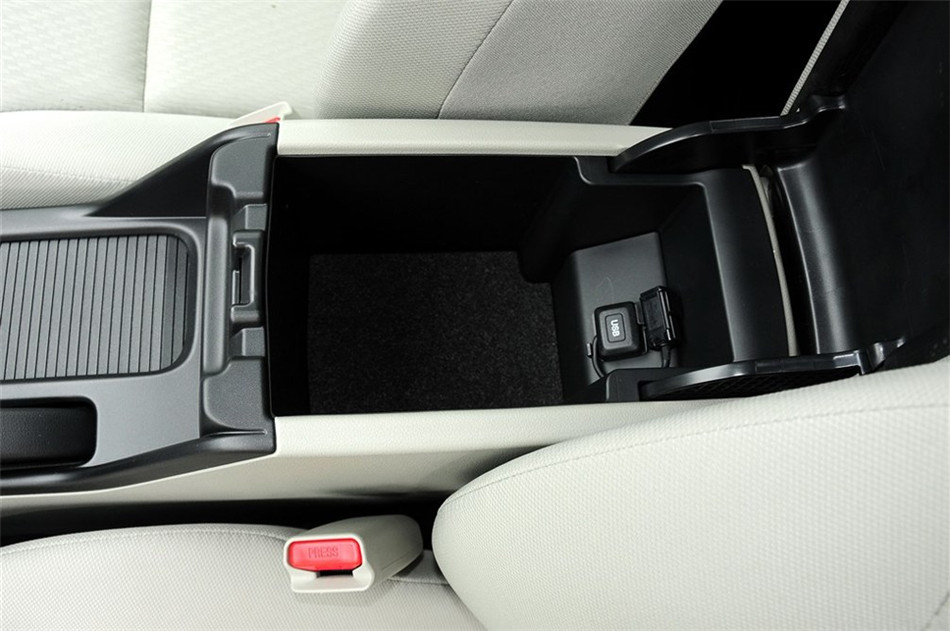 2014款 1.8L AT 经典版 座椅空间