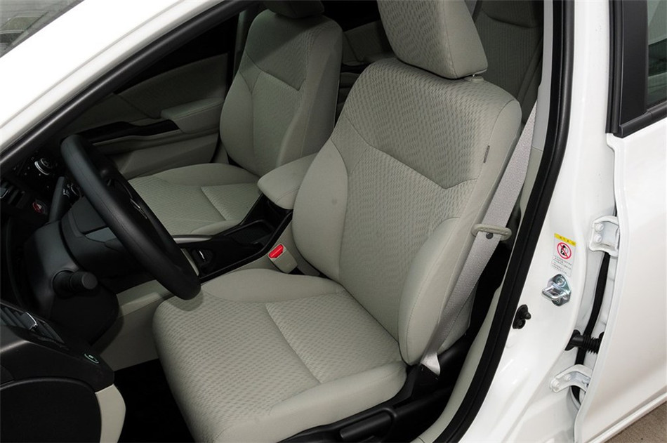 2014款 1.8L AT 经典版 座椅空间