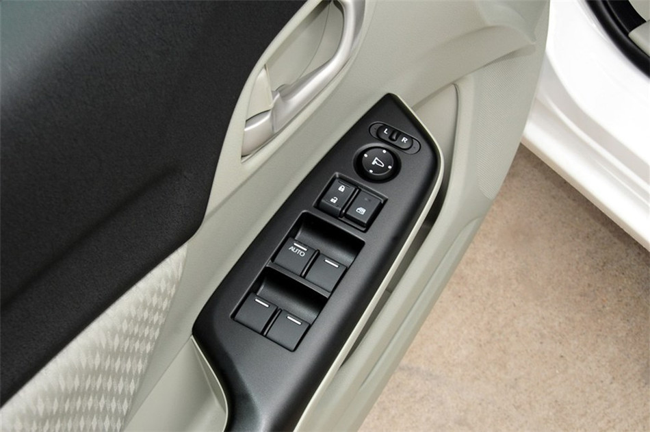 2014款 1.8L AT 经典版 座椅空间