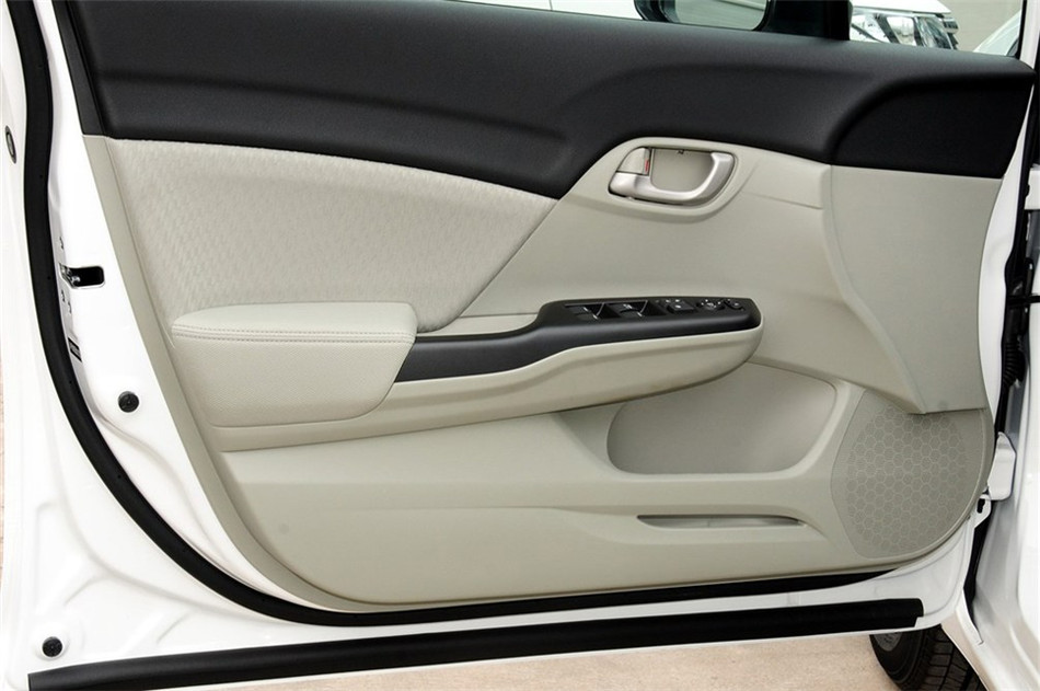 2014款 1.8L AT 经典版 座椅空间