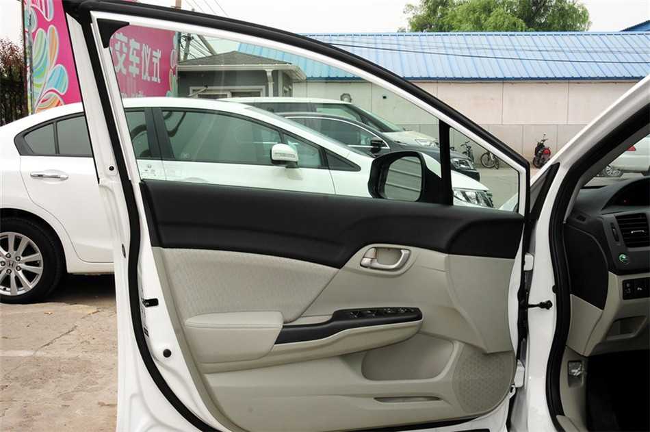 2014款 1.8L AT 经典版 座椅空间