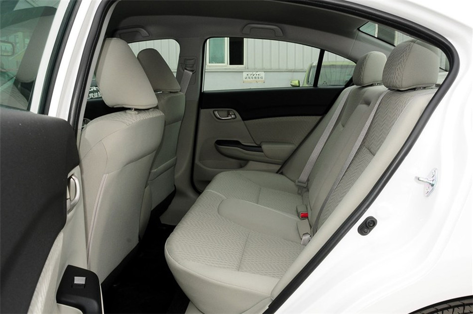 2014款 1.8L AT 经典版 座椅空间